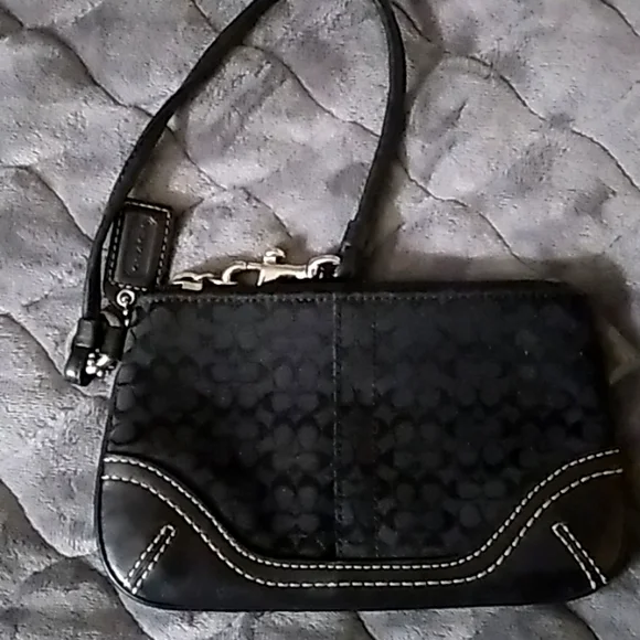 🔇 Sale $10 Coach Wristlet - Picture 1 of 7